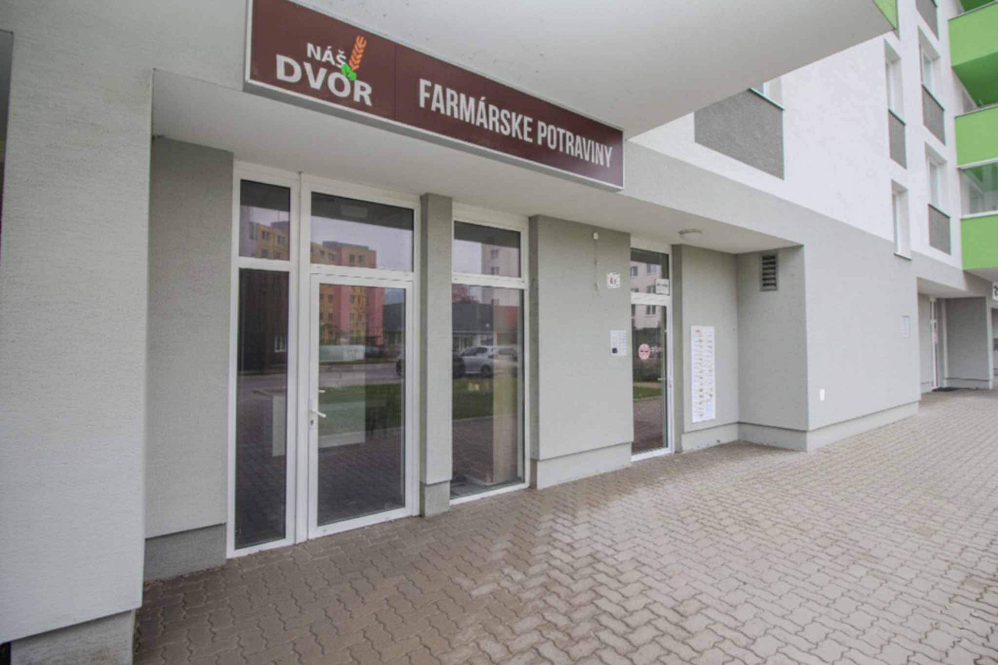 TOPNovinka: Obchodný priestor S VÝKLADOM , Radničné námestie, sídlisko Záhumenice -  RAČA