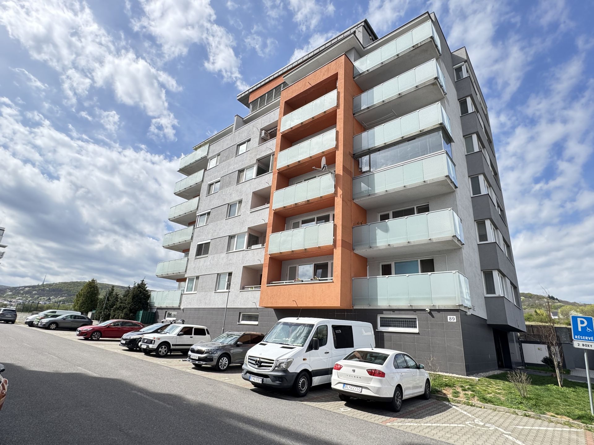 TOPNovinka: NOVOSTAVBA HROZNOVÝ SAD – VEĽKÝ 1-IZBOVÝ BYT S PARKOVANÍM V RAČI ZA SKVELÚ CENU!