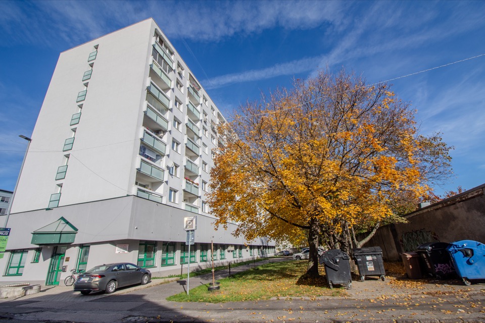 TOP Novinka: Priestranný 3-izbový byt s balkónom a pivnicou na poschodí vo výbornej lokalite, voľný ihneď!