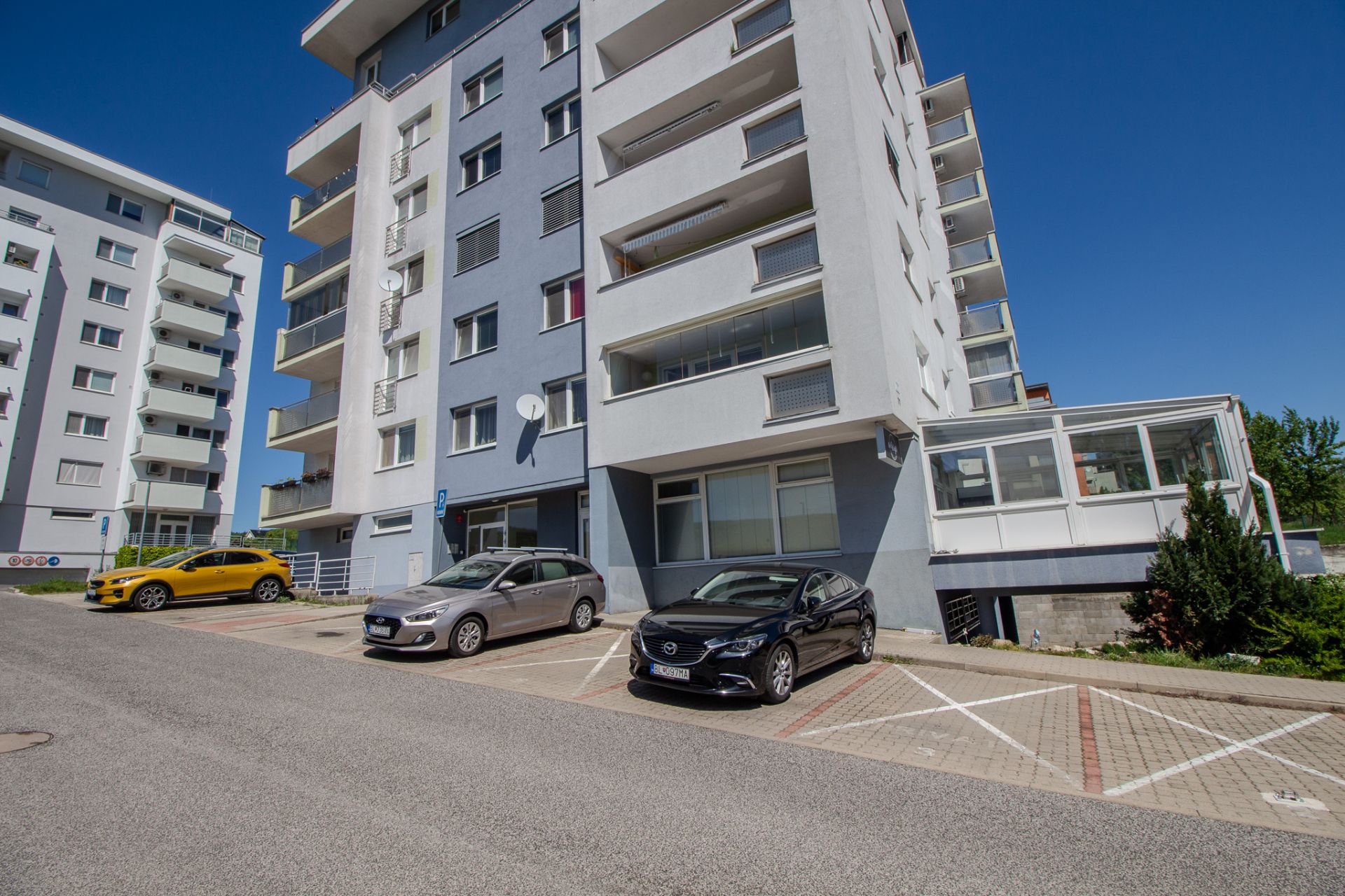 TOP PRIESTOR NA PODNIKANIE S VÝKLADOM – RAČA Ideálny pre služby, showroom alebo kancelárie