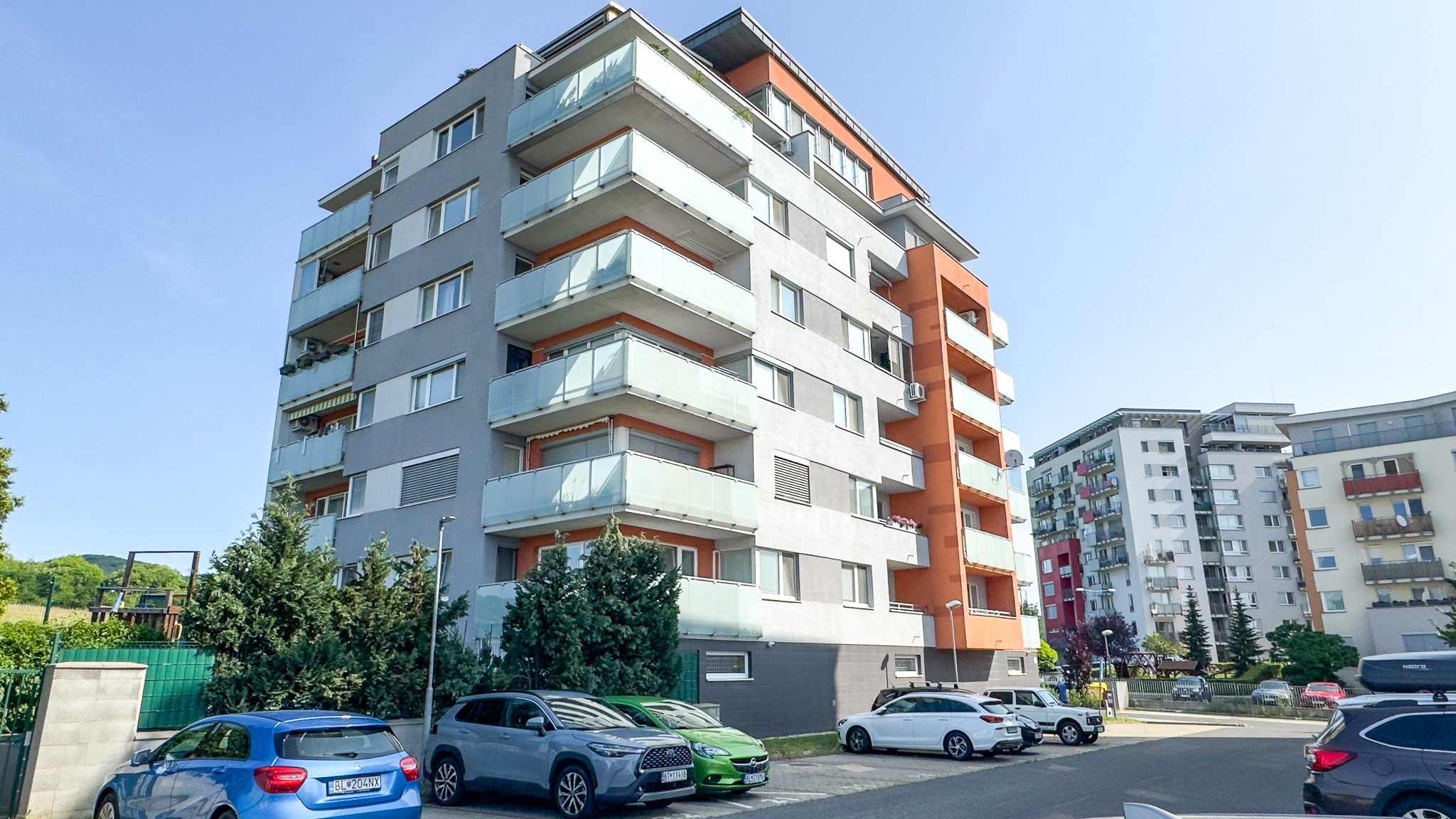 Predané: Na predaj krásny 3-izbový byt s loggiou a výťahom v nádhernom prostredí – Kadnárova ulica, Bratislava – Rača