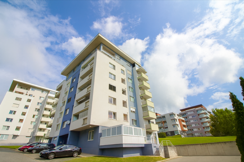 Predané: Na predaj útulný 3-izbový byt s balkónom a výťahom v obľúbenej lokalite pod vinicami – Kadnárova ulica, Bratislava – Rača