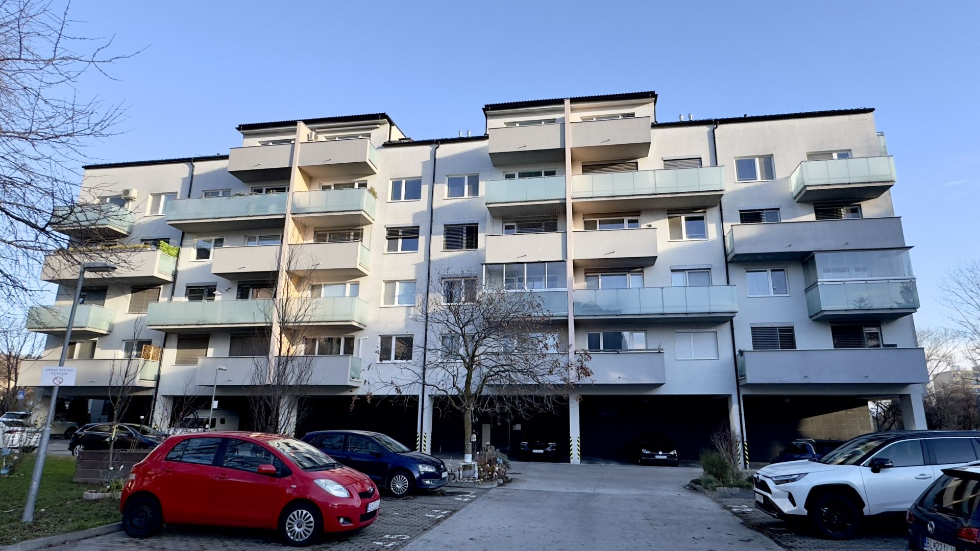 Prenajaté! Priestranný 3-izbový byt s garážou za výbornú cenu – Voľný ihneď!